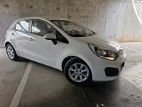 Usado Kia Rio 85 CV (62 kW) 2015 Blanco Berlina