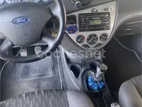 Usado Ford Focus Trend 100 CV (73 kW) 2003 Gris / plata Berlina