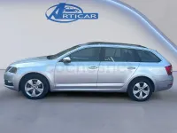 Usado Skoda Octavia Ambition 150 CV (110 kW) 2020 Gris / plata Familiar