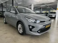 Usado Kia Rio 100 CV (73 kW) 2023 Verde Berlina