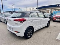 Usado Hyundai i20 90 CV (66 kW) 2017 Blanco Berlina