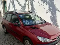 Usado Peugeot 206 75 CV (55 kW) 2003 Rojo Familiar