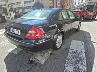 Usado Mercedes E240 Elegance 170 CV (125 kW) 2003 Azul Berlina