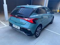 Usado Hyundai i20 100 CV (73 kW) 2025 Verde Utilitario