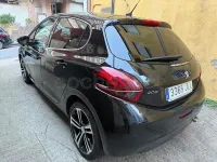 Usado Peugeot 208 GT-line 120 CV (88 kW) 2016 Negro Utilitario