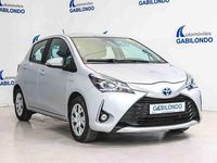 Usado Toyota Yaris Hybrid Advance 100 CV (73 kW) 2019 Gris / plata Berlina