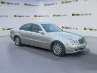 Usado Mercedes E240 Elegance 170 CV (125 kW) 2002 Gris / plata Berlina