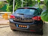 Usado Opel Astra Edition 110 CV (80 kW) 2011 Negro Familiar