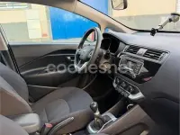 Usado Kia Rio 84 CV (61 kW) 2015 Blanco Berlina