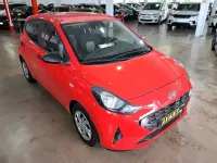 Usado Hyundai i10 67 CV (49 kW) 2020 Rojo Utilitario