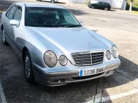 Usado Mercedes E270 Elegance 170 CV (125 kW) 2001 Gris / plata Berlina
