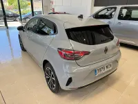 Usado Renault Clio Techno 90 CV (66 kW) 2025 Gris Utilitario
