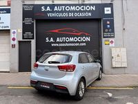 Usado Kia Rio 84 CV (61 kW) 2023 Gris / plata Berlina