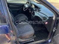 Usado Ford Focus Trend 90 CV (66 kW) 2000 Azul Berlina