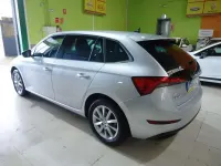 Usado Skoda Scala Ambition 95 CV (69 kW) 2023 Gris Utilitario