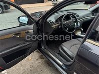 Usado Mercedes E220 Elegance 143 CV (105 kW) 2002 Gris / plata Berlina