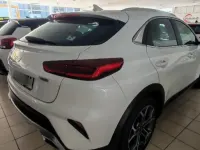 Usado Kia XCeed 160 CV (117 kW) 2022 Deluxe white SUV