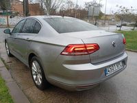 Usado VW Passat Advance 120 CV (88 kW) 2018 Gris / plata Berlina