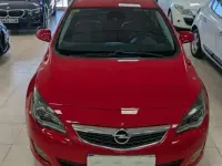 Usado Opel Astra Cosmo 110 CV (80 kW) 2012 Rojo Utilitario