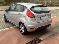 Usado Ford Fiesta Trend 69 CV (50 kW) 2012 Plateado Utilitario