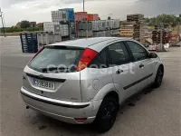 Usado Ford Focus Ambiente 100 CV (73 kW) 2000 Gris / plata Berlina