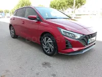 Usado Hyundai i20 79 CV (58 kW) 2025 Granate Utilitario