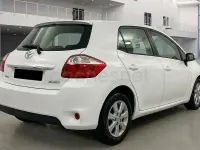 Usado Toyota Auris Active 90 CV (66 kW) 2012 Blanco Berlina