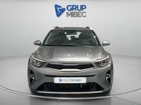 Usado Kia Stonic 100 CV (73 kW) 2025 Gris / plata SUV