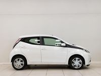 Usado Toyota Aygo X-play 69 CV (50 kW) 2018 Blanco Utilitario
