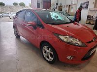 Usado Ford Fiesta Trend 70 CV (51 kW) 2012 Rojo Utilitario