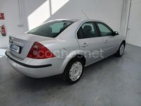 Usado Ford Mondeo Trend 125 CV (91 kW) 2002 Gris / plata Berlina