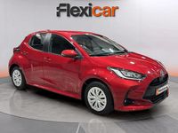 Usado Toyota Yaris Hybrid Active 116 CV (85 kW) 2023 Rojo Utilitario