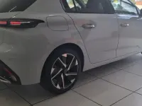 Usado Peugeot 308 Allure 131 CV (96 kW) 2024 Pintura blanca okenite Berlina