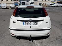 Usado Ford Focus Trend 90 CV (66 kW) 2003 Blanco Berlina