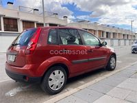 Usado Ford Fiesta Ambiente 70 CV (51 kW) 2006 Rojo Utilitario