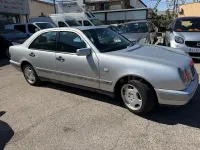 Usado Mercedes E300 Avantgarde 136 CV (100 kW) 1997 Gris / plata Berlina