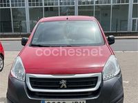 Usado Peugeot Partner Tepee Access 100 CV (73 kW) 2016 Rojo Monovolumen
