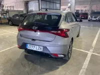 Usado Hyundai i20 100 CV (73 kW) 2022 Gris Utilitario