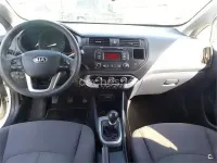 Usado Kia Rio 85 CV (62 kW) 2014 Blanco Berlina