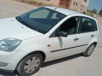 Usado Ford Fiesta Trend 68 CV (50 kW) 2006 Blanco Utilitario