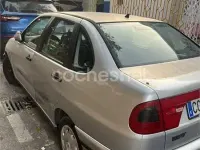 Usado Seat Cordoba 60 CV (44 kW) 1999 Gris / plata Berlina