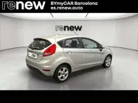 Usado Ford Fiesta Trend 95 CV (69 kW) 2010 Plateado Utilitario