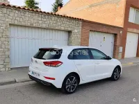 Usado Hyundai i30 110 CV (80 kW) 2022 Blanco Berlina