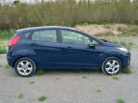 Usado Ford Fiesta Trend 70 CV (51 kW) 2010 Azul Utilitario