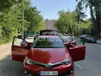 Usado Toyota Auris Hybrid 136 CV (100 kW) 2016 Rojo Berlina