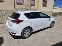 Usado Toyota Auris Active 90 CV (66 kW) 2015 Blanco Berlina