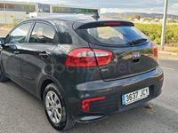 Usado Kia Rio 75 CV (55 kW) 2015 Azul Berlina