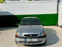 Usado Ford Fiesta Ambiente 70 CV (51 kW) 2002 Gris / plata Utilitario