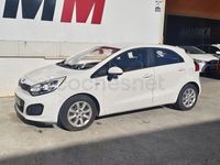 Usado Kia Rio 85 CV (62 kW) 2014 Blanco Berlina