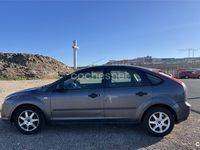 Usado Ford Focus Trend 100 CV (73 kW) 2005 Gris / plata Berlina